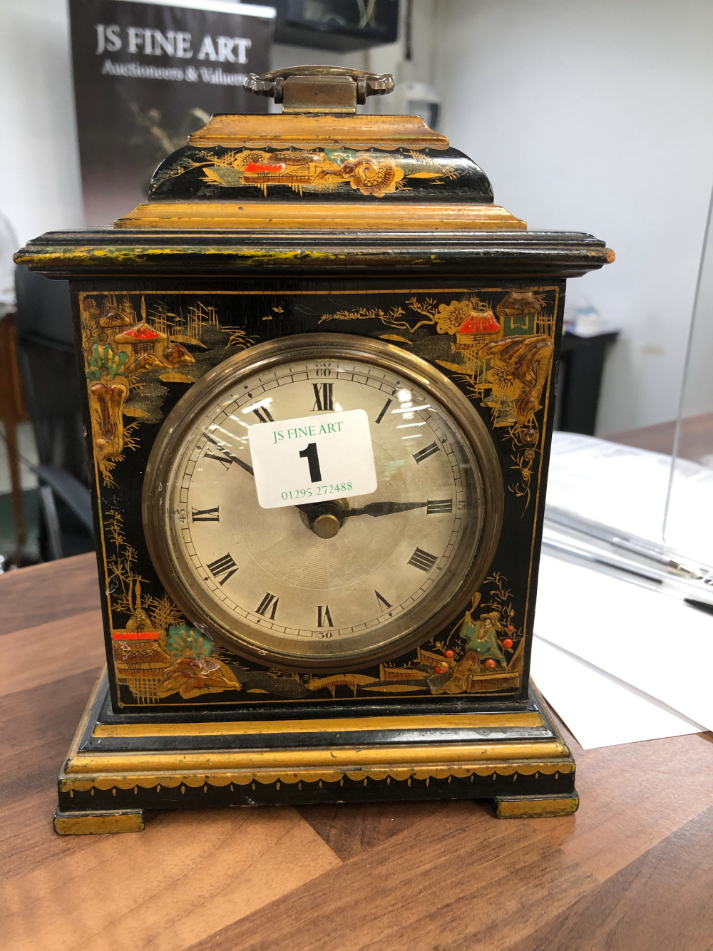 A CHINOISERIE DECORATED SMALL BRACKET CLOCK. - Bild 2 aus 24