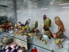 A LARGE COLLECTION OF BIRD FIGURES TO INCLUDE BESWICK,TWO PETER THOMSON SCOTCH WHISKY ADVERTISING