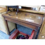 A GEORGE III MAHOGANY TEA TABLE OPENING ON SINGLE GATE ABOVE CANTED SQUARE LEGS. W 84 x D 41 x H