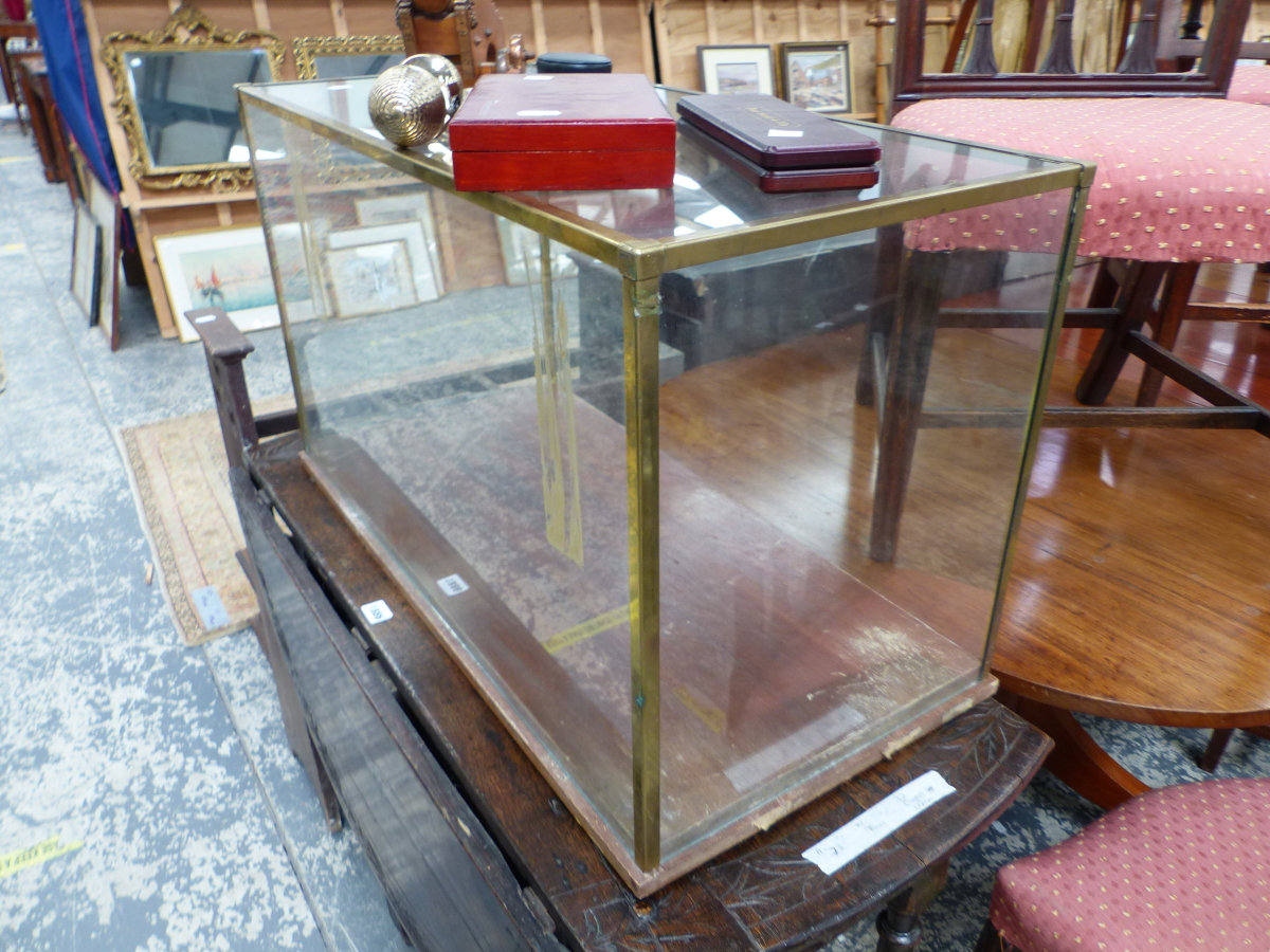 A LARGE BRASS BOUND TABLE TOP MODEL DISPLAY CASE, MODEL CANNON, WINE ACCOUTREMENTS, ETC. - Image 6 of 10