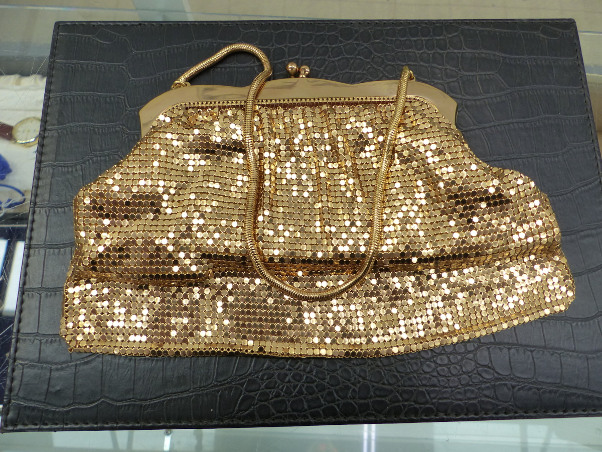 AN INTERESTING VINTAGE BEADWORK EVENING BAG, AN EMBROIDERED EXAMPLE AND THREE OTHERS. - Image 3 of 7