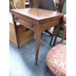 A EDWARDIAN CROSS BANDED MAHOGANY ENVELOPE TABLE, THE DRAWER INLAID WITH SWAGS ABOVE THE TAPERING SQ