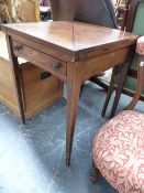 A EDWARDIAN CROSS BANDED MAHOGANY ENVELOPE TABLE, THE DRAWER INLAID WITH SWAGS ABOVE THE TAPERING SQ