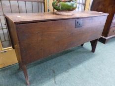 AN EARLY 18th C. OAK PLANK SIDED COFFER, THE BASE OF THE NARROW SIDES CARVED OUT WITH A GOTHIC