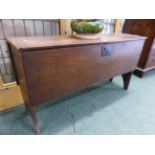 AN EARLY 18th C. OAK PLANK SIDED COFFER, THE BASE OF THE NARROW SIDES CARVED OUT WITH A GOTHIC