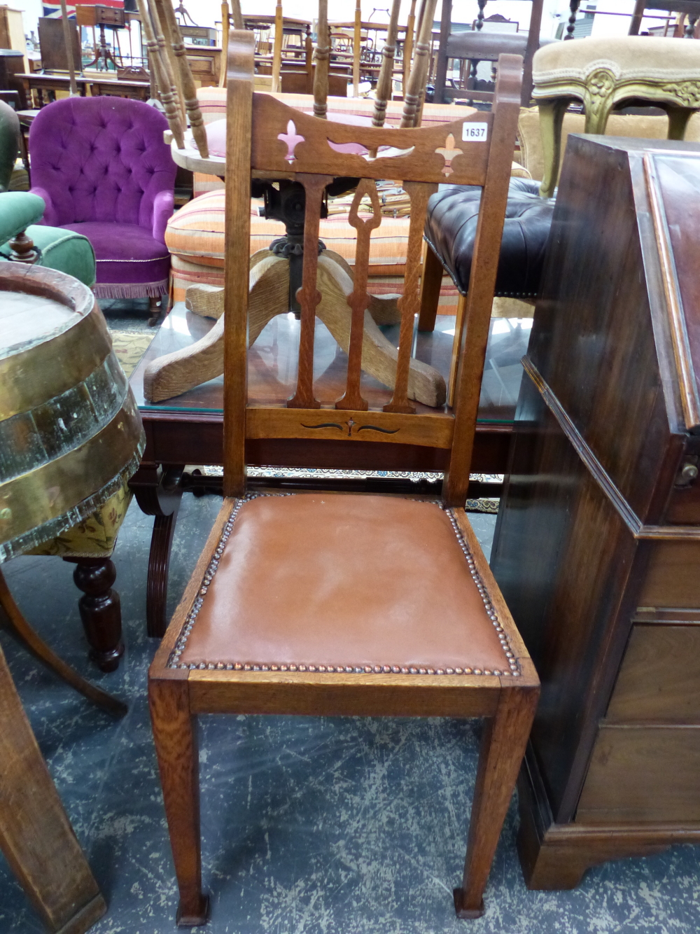 AN ARTS AND CRAFTS OAK CHAIR WITH PIERCED TOP RAIL, 3 BAR SPLAT, COPPER CLOSE NAILED LEATHER SEAT AN