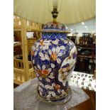 A LARGE ORIENTAL STYLE TABLE LAMP.