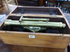 A BRASS SURVEYING LEVEL IN A WOODEN FITTED CASE.