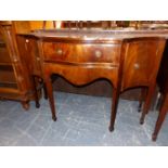 AN ANTIQUE GEORGIAN STYLE SERPENTINE FRONT MAHOGANY SIDE BOARD. W 136 X D 51 X H 91CMS.