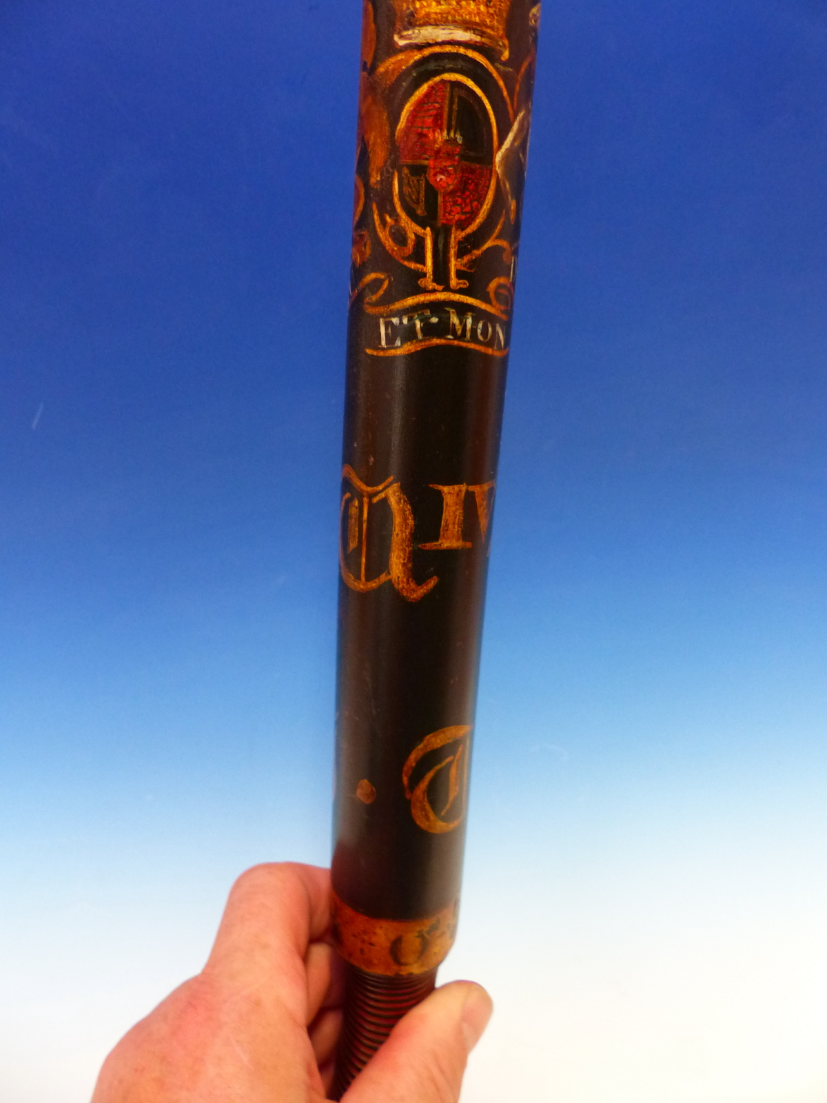 A WILLIAM IV TRUNCHEON PAINTED WITH THE ROYAL COAT OF ARMS AND A DATE 1825 ON A BAND ABOVE THE - Image 7 of 10