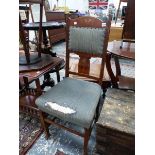 AN ART NOUVEAU MARQUETRIED OAK CHAIR WITH UPHOLSTERED BACK PANEL BETWEEN INLAID FOLIATE MOTIFS