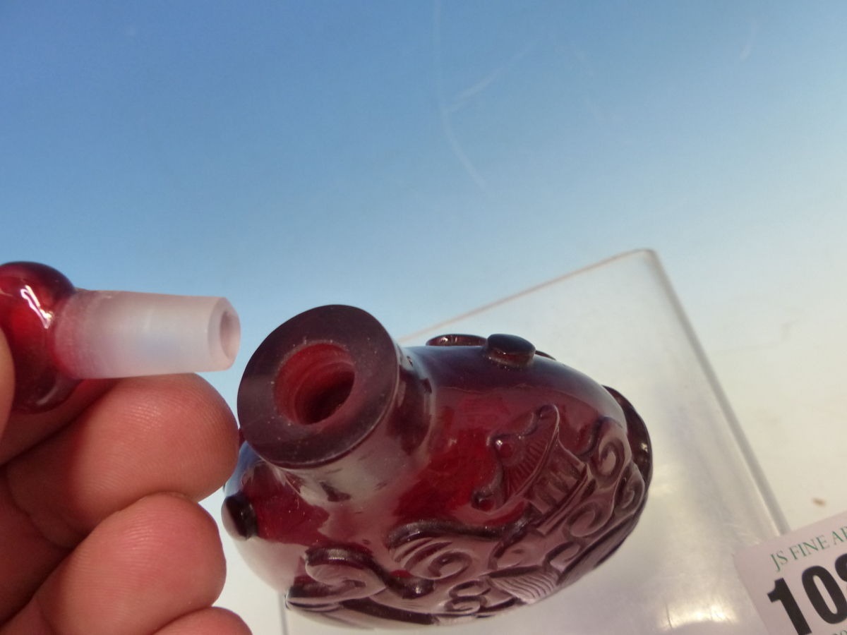 A CHINESE RUBY GLASS SNUFF BOTTLE WITH EUROPEAN STOPPER, EACH SIDE CARVED WITH A FISH ON ITS BACK - Bild 5 aus 6