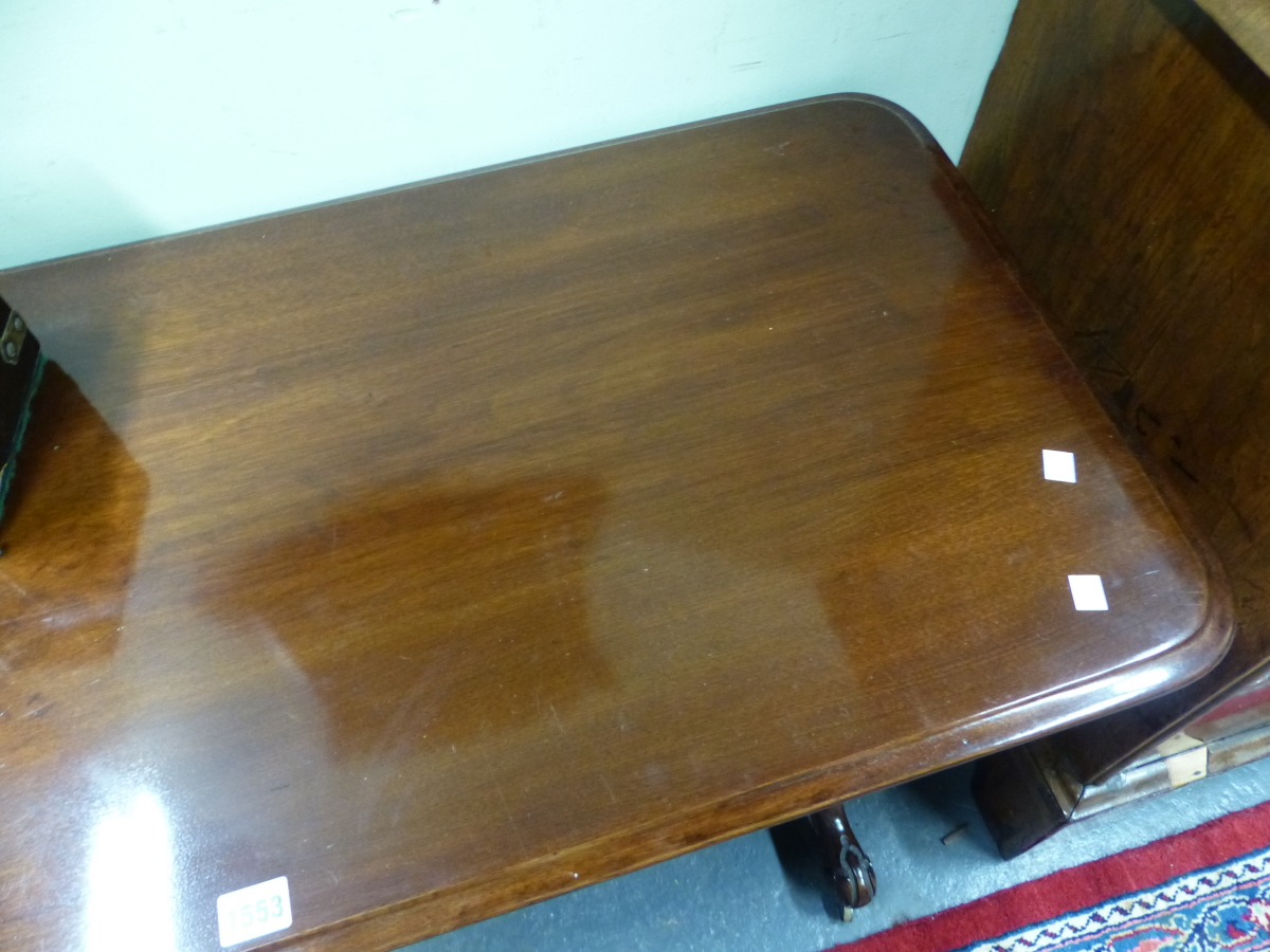 A VICTORIAN MAHOGANY SIDE TABLE, THE RECTANGULAR TOP ON BALUSTER COLUMNS AT EACH NARROW END WITH - Image 3 of 6