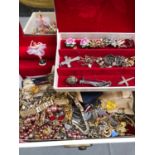 A LARGE QUANTITY OF VARIOUS JEWELLERY TO INCLUDE A SILVER POSY BUTTONHOLE BROOCH, VARIOUS LADIES