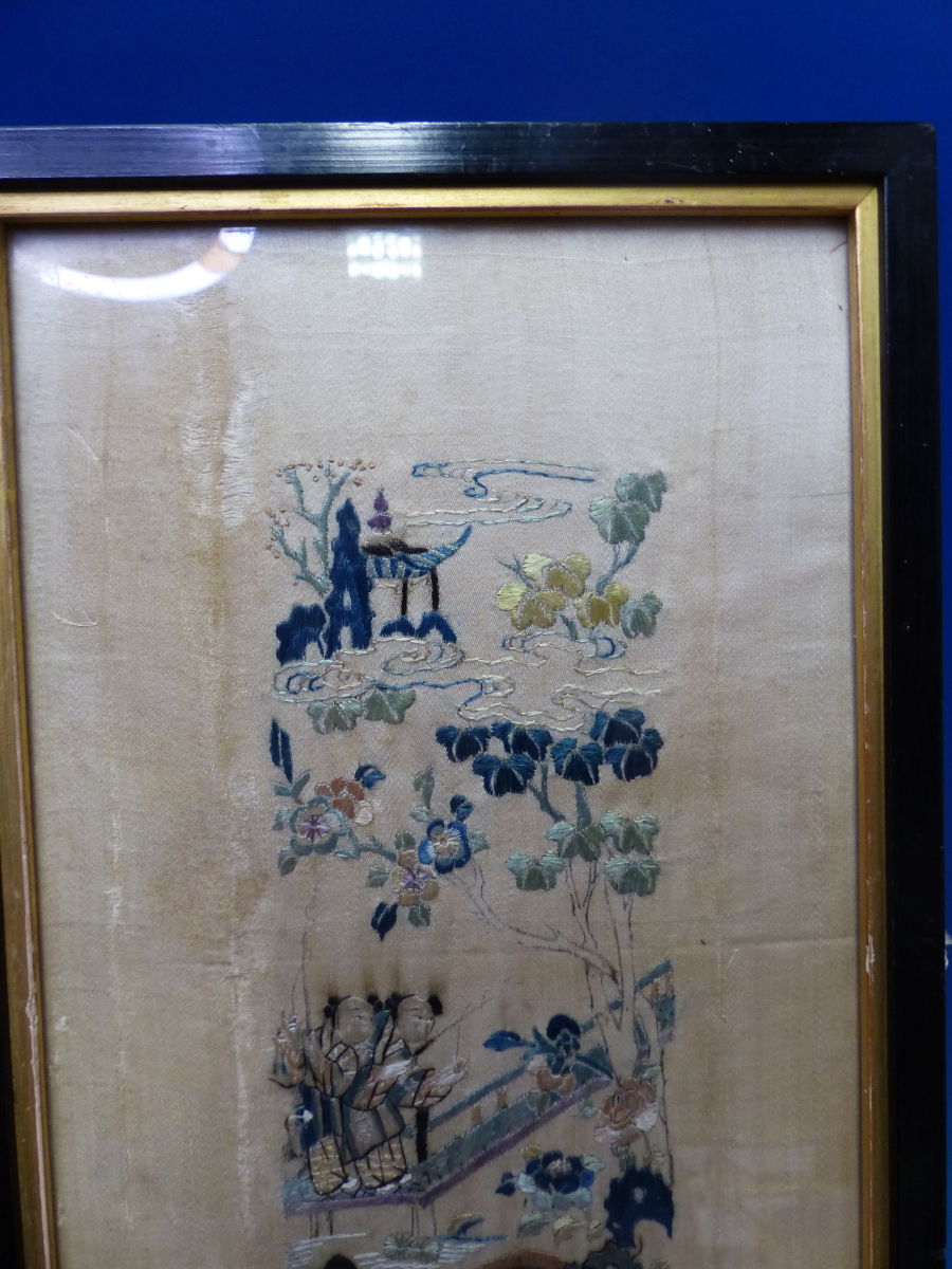 A PAIR OF CHINESE CREAM SILK SLEEVE PANELS EMBROIDERED WITH LADIES AND CHILDREN IN AND ABOUT - Image 9 of 24