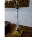 A PAIR OF BRASS TOPPED CLEAR GLASS CORINTHIAN COLUMN TABLE LAMPS ON STEPPED SQUARE FEET. H 58.5cms.