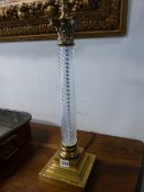 A PAIR OF BRASS TOPPED CLEAR GLASS CORINTHIAN COLUMN TABLE LAMPS ON STEPPED SQUARE FEET. H 58.5cms.