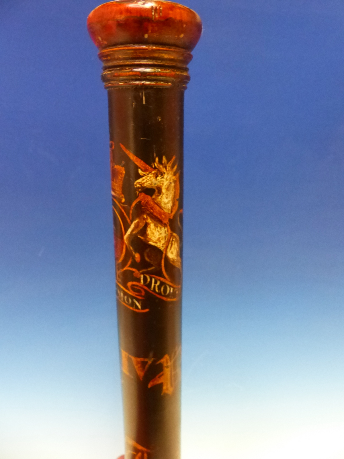 A WILLIAM IV TRUNCHEON PAINTED WITH THE ROYAL COAT OF ARMS AND A DATE 1825 ON A BAND ABOVE THE - Image 6 of 10