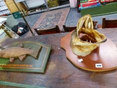 A TAXIDERMY PIKE JAW AND HEAD AND A DECORATIVE FISHING PLAQUE.