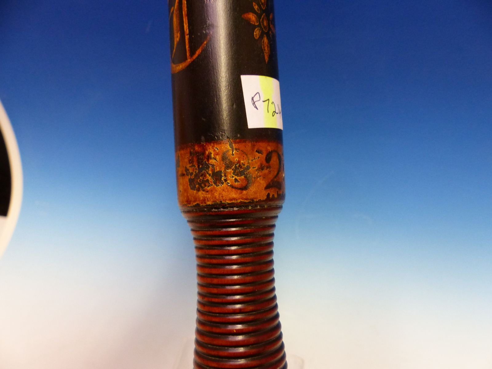 A WILLIAM IV TRUNCHEON PAINTED WITH THE ROYAL COAT OF ARMS AND A DATE 1825 ON A BAND ABOVE THE - Image 10 of 10