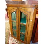 A GEORGIAN STYLE WALNUT TWO DOOR CORNER CABINET WITH PAINTED INTERIOR. W 69 X D 39 X H 94CMS.
