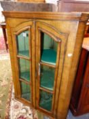 A GEORGIAN STYLE WALNUT TWO DOOR CORNER CABINET WITH PAINTED INTERIOR. W 69 X D 39 X H 94CMS.