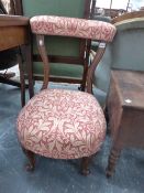 A VICTORIAN MAHOGANY NURSING CHAIR WITH UPHOLSTERED TOP RAIL AND SEAT ABOVE CABRIOLE LEGS