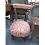 A VICTORIAN MAHOGANY NURSING CHAIR WITH UPHOLSTERED TOP RAIL AND SEAT ABOVE CABRIOLE LEGS