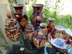 A GROUP OF ORIENTAL VASES, LIDED JARS ETC IN THE IMARI PALETTE.