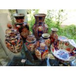 A GROUP OF ORIENTAL VASES, LIDED JARS ETC IN THE IMARI PALETTE.