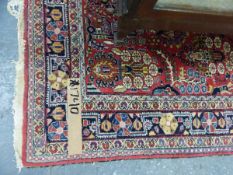 AN ANTIQUE PERSIAN SAROUK RUG 208 x 139cm