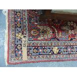 AN ANTIQUE PERSIAN SAROUK RUG 208 x 139cm