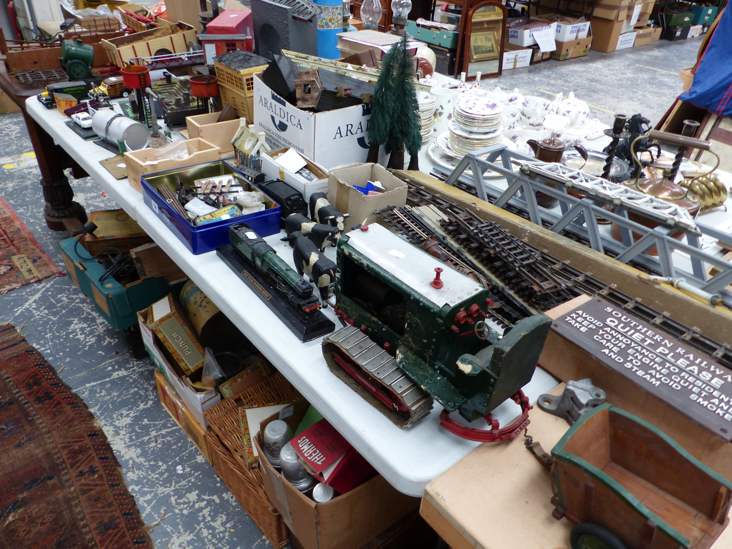 A LARGE COLLECTION OF VINTAGE TOYS AND RAILWAY RELATED ITEMS TO INCLUDE BASSETT- LOWKE, SCRATCH