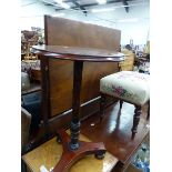 AN ANTIQUE MAHOGANY TABLE ON FLORAL SCRATCH CARVED COLUMN, THE TRIPARTITE BASE ON BUN FEET