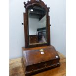 A GEORGIAN MAHOGANY DRESSING TABLE MIRROR, THE CUTWORK CREST CENTRED BY A SHELL, THE SUPPORTING ARMS