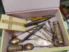 A VINTAGE EASTERN WHITE METAL NEEDLE CASE, THREE HALLMARKED SILVER COFFEE SPOONS, TWO PROPELLING