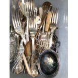 A SMALL COLLECTION OF SILVER PLATED KINGS PATTERN AND OTHER CUTLERY AND A HORN SILVER MOUNTED SPOON.