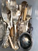 A SMALL COLLECTION OF SILVER PLATED KINGS PATTERN AND OTHER CUTLERY AND A HORN SILVER MOUNTED SPOON.