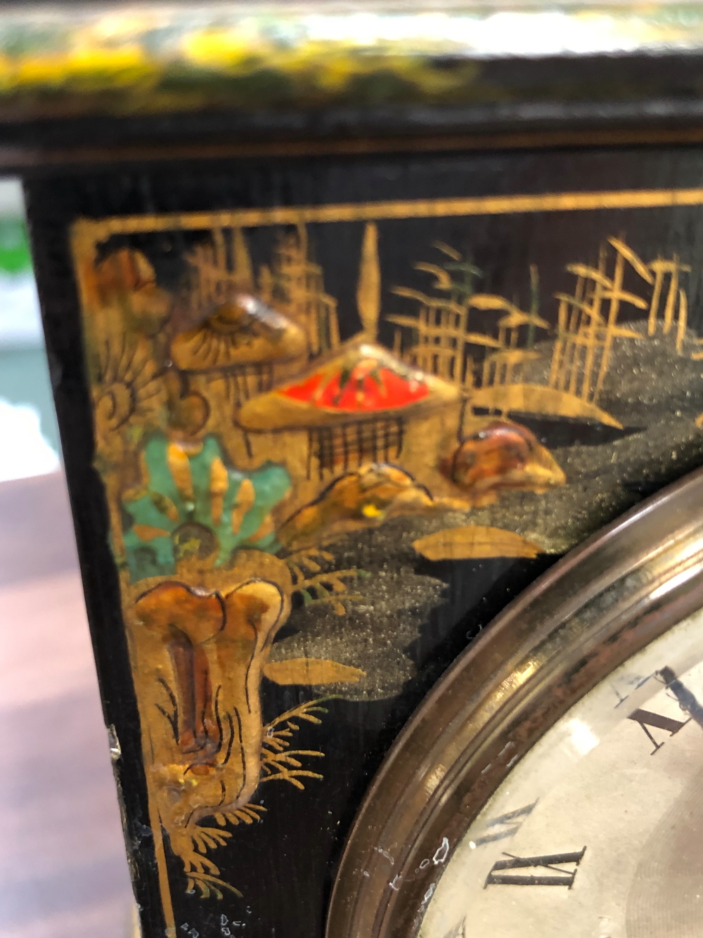 A CHINOISERIE DECORATED SMALL BRACKET CLOCK. - Bild 5 aus 24