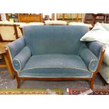 A BLUE VELVET UPHOLSTERED MAHOGANY TWO SEAT SETTEE ON SPLAY SQUARE SECTIONED FRONT LEGS. W 128cms.