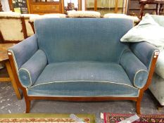 A BLUE VELVET UPHOLSTERED MAHOGANY TWO SEAT SETTEE ON SPLAY SQUARE SECTIONED FRONT LEGS. W 128cms.