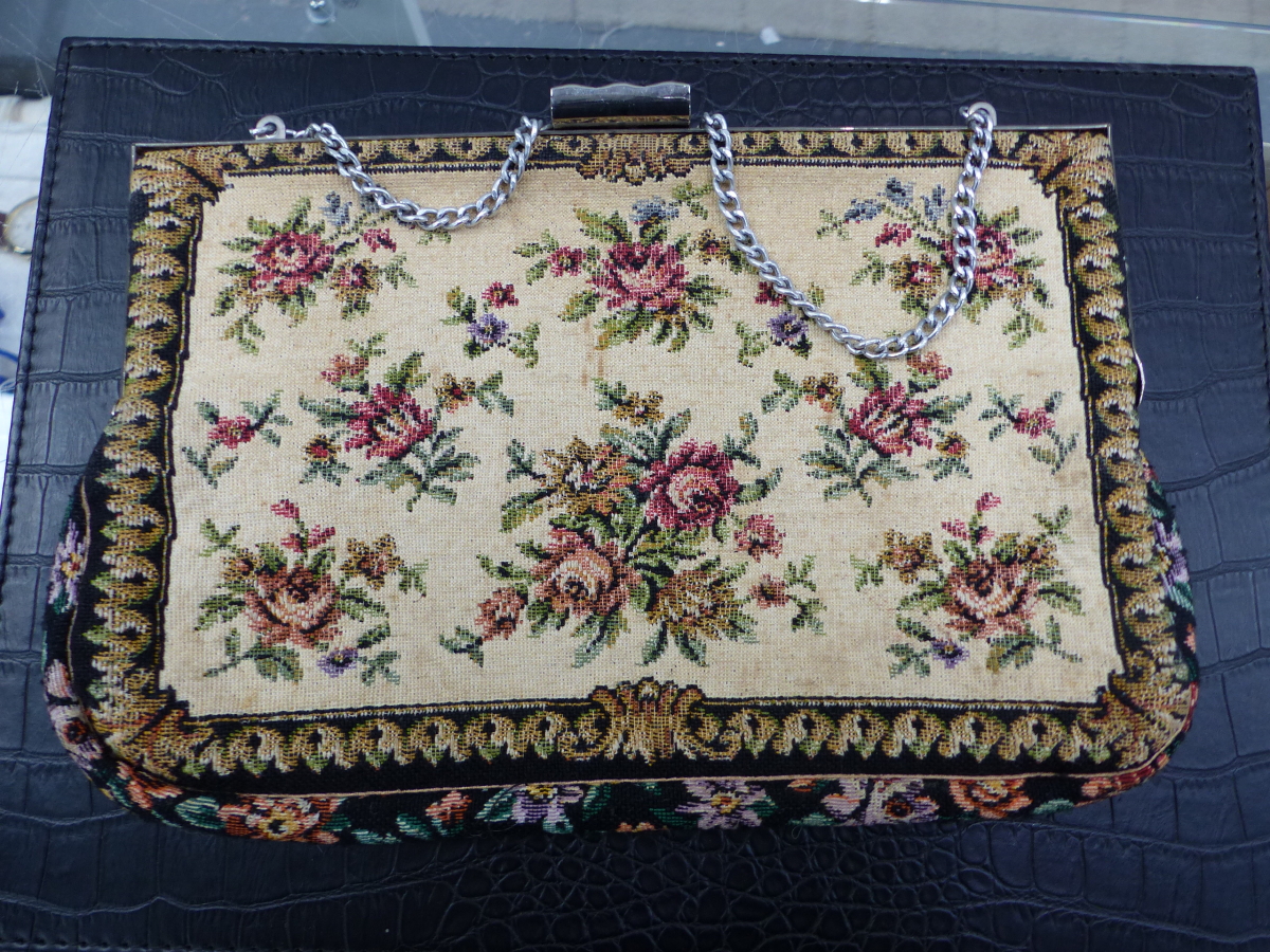 AN INTERESTING VINTAGE BEADWORK EVENING BAG, AN EMBROIDERED EXAMPLE AND THREE OTHERS. - Image 7 of 7