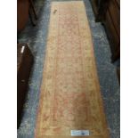 AN ORIENTAL RUNNER OF ZIEGLER DESIGN. 288 x 80cm