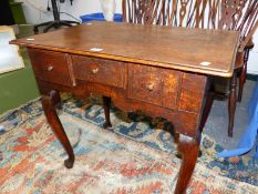 A GEORGE III OAK LOWBOY WITH THREE DRAWERS ABOVE THE WAVY APRON AND CABRIOLE LEGS ON PAD FEET. W