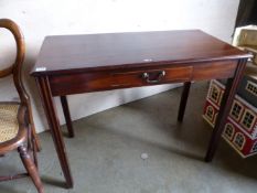 A GEORGIAN MAHOGANY SIDE TABLE.