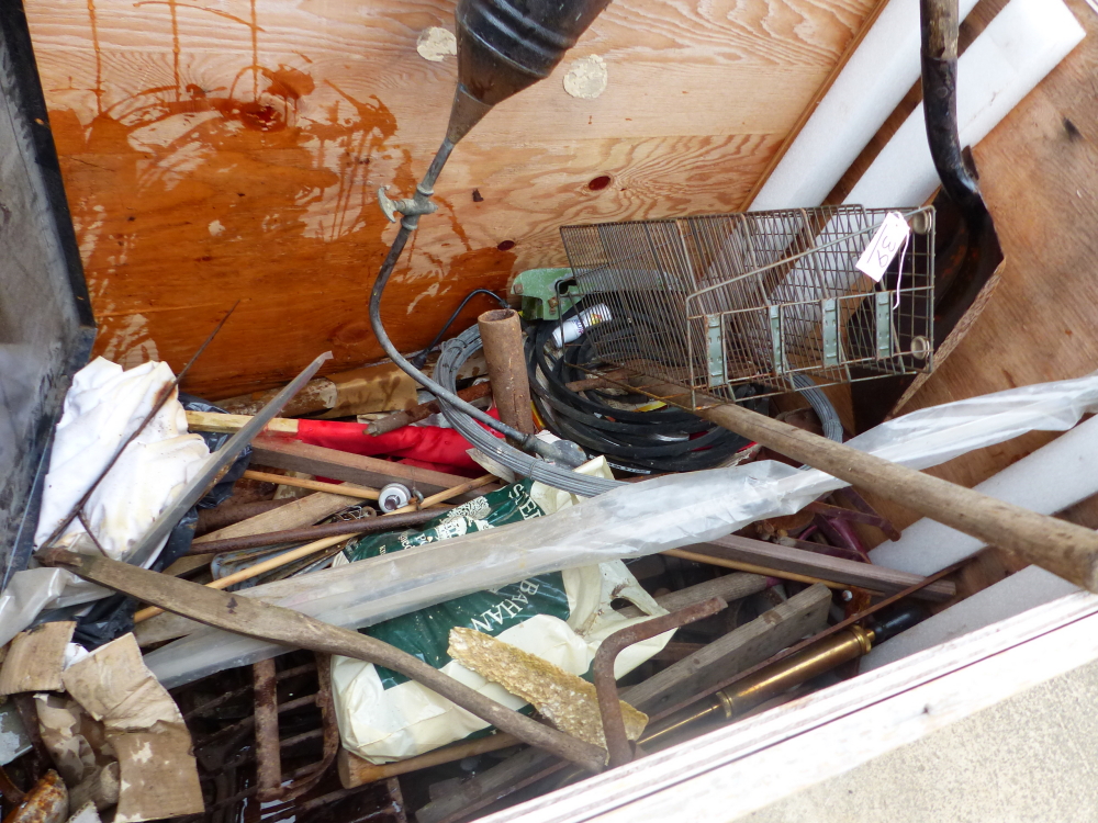 A QUANTITY OF TOOLS ETC IN A LARGE WOODEN CRATE - Image 2 of 8