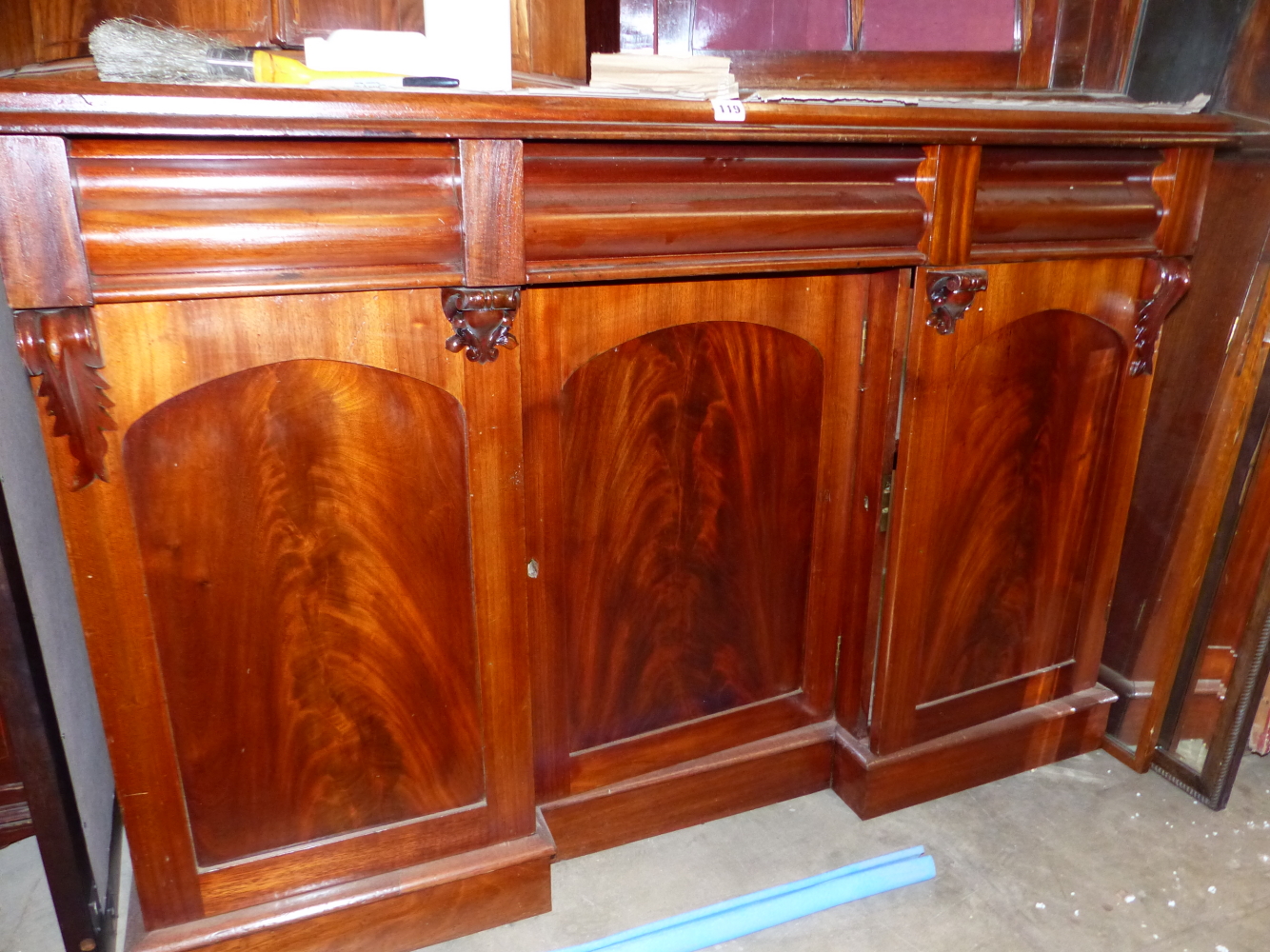 A VICTORIAN MAHOGANY SMALL SIDE CABINET