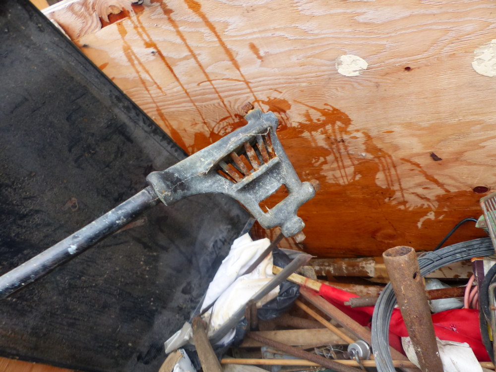 A QUANTITY OF TOOLS ETC IN A LARGE WOODEN CRATE - Image 6 of 8