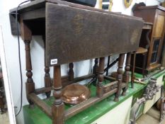 AN 18TH CENTURY OAK COTTAGE GATE LEG TABLE.