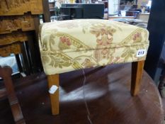 AN ANTIQUE SMALL FOOTSTOOL.